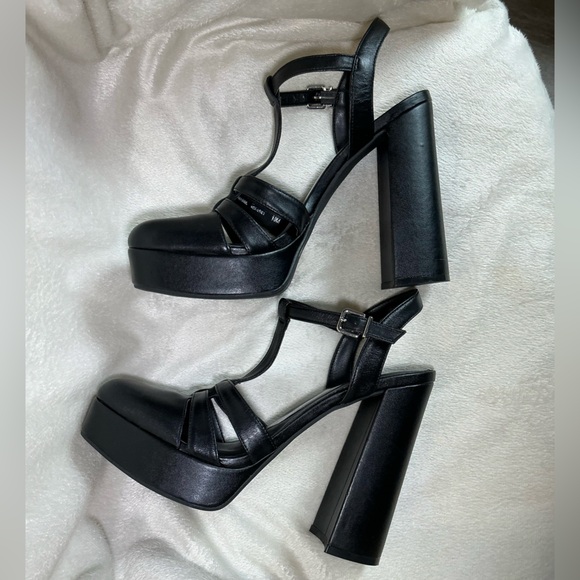 ⭐️🆕⭐️ Gianni Bini GB “Mem-Ories” Black Leather T-Strap Platform Sandals - Picture 5 of 7